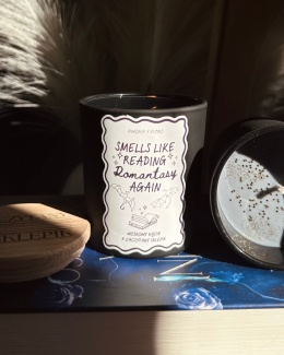 Świeca 160 ml. Smells like reading romantasy again.