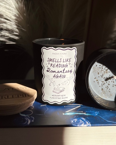 Świeca 160 ml. Smells like reading romantasy again.